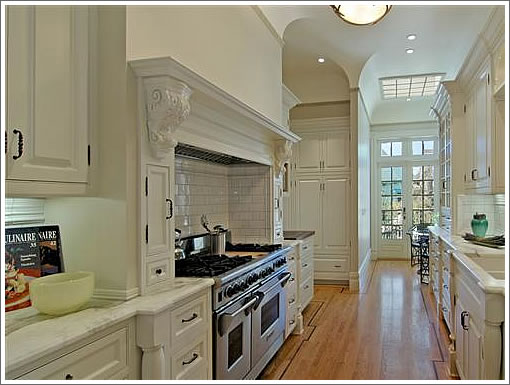 719 Ashbury: Kitchen